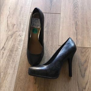 Size 7 1/2 black pumps